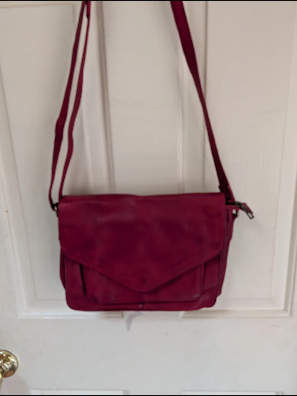 Compact Red Crossbody Bag with Multiple Compartments